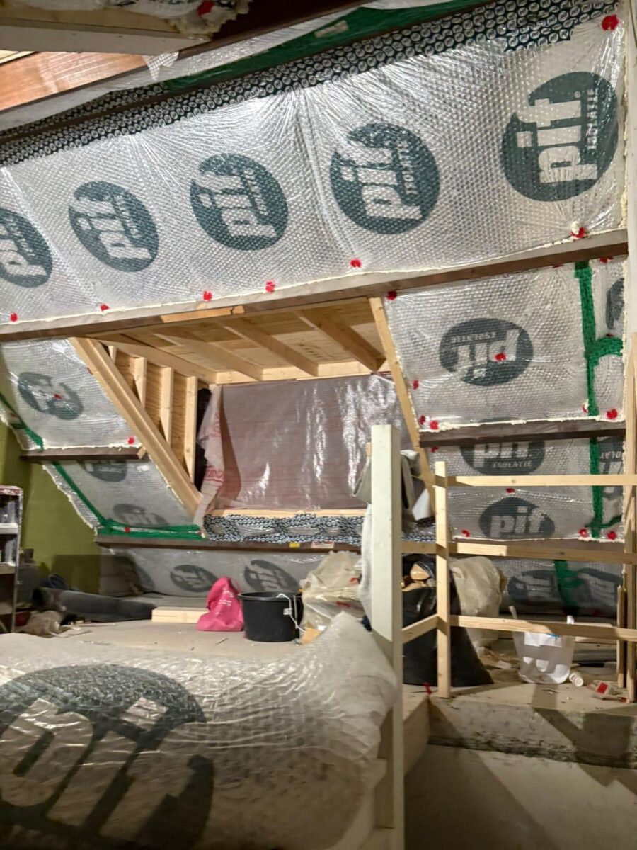 Dakisolatie toegepast in een woning. Het dak is voorzien van PIR platen en PIF folie.